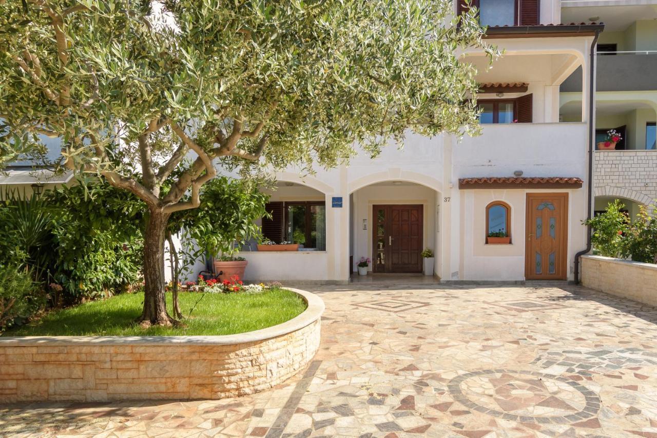 Apartments Dora Poreč Buitenkant foto
